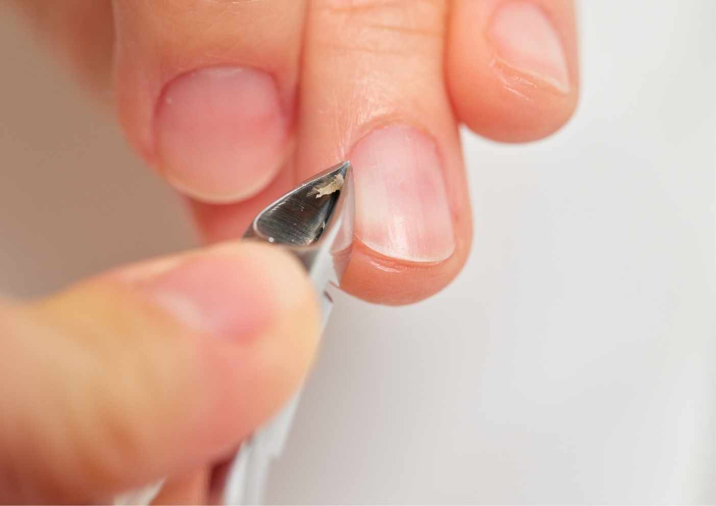 Cuticle Care 101: ควรตัด ดันกลับ หรือปล่อยไว้เฉย ๆ? ไขข้อสงสัยเรื่องหนังกำพร้าเล็บ - บทความร้านทำเล็บ นิมมาน เชียงใหม่